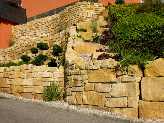 Referenzbild: 11 Terrassierung mit Sandsteinmauern