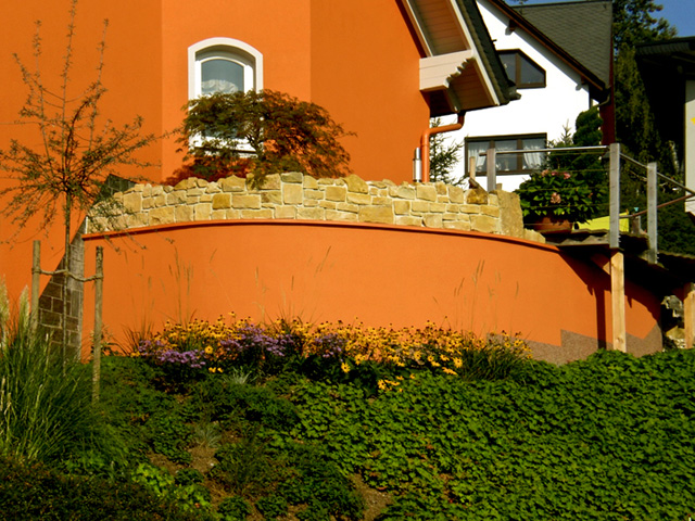 Referenzbild: 12 Terrasse aus Betonsteinmauer und einer Sandsteinabdeckung, ein rotlaubiger Fächer-Ahorn bilden einen besonderen Blickfang