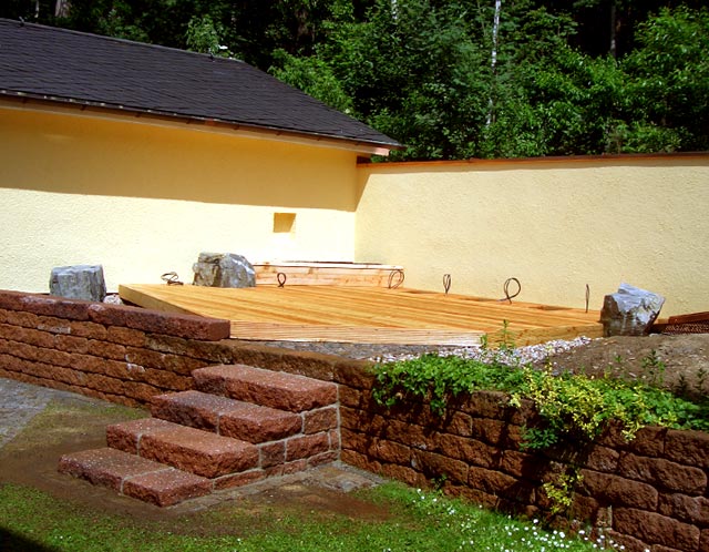 Referenzbild: 2 Treppenführung zur Holzterrasse mit Betonfertigsteinen