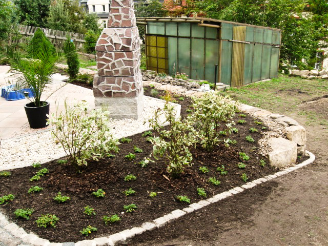 Referenzbild: 201 neu angelegte Terrasse mit einer rahmenden Pflanzung