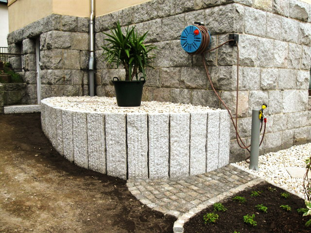 Referenzbild: 202 Granitstehlen verdecken eine Hauswasseranlage