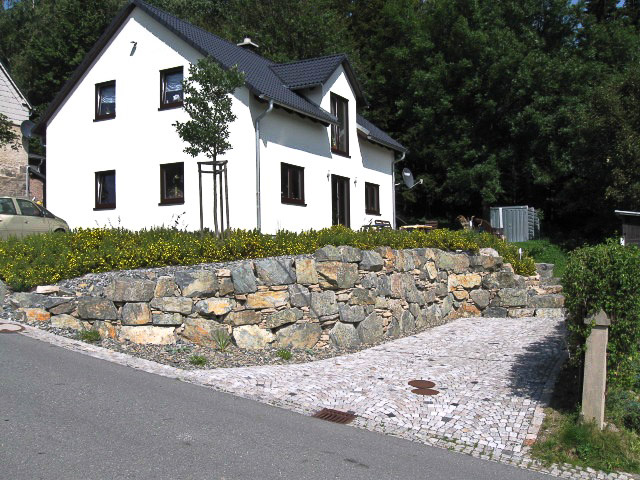 Referenzbild: 239 Natursteinmauer und Stellflächen aus Natursteinpflaster, Ein kleinkroniger Hausbaum sorgt für die 3. Dimension 3