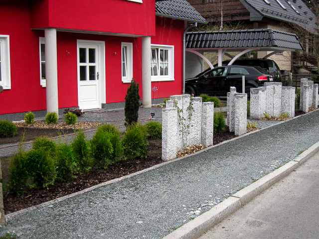 Referenzbild: 248 Vorgarten Bepflanzung und kleine Mauer aus Granitsäulen