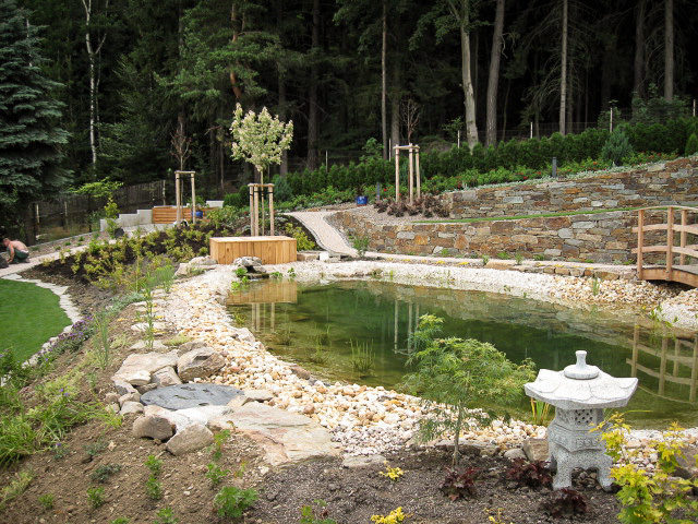 Referenzbild: 287 Teichanlage mit dekorativen Aufstellern und Bepflanzung