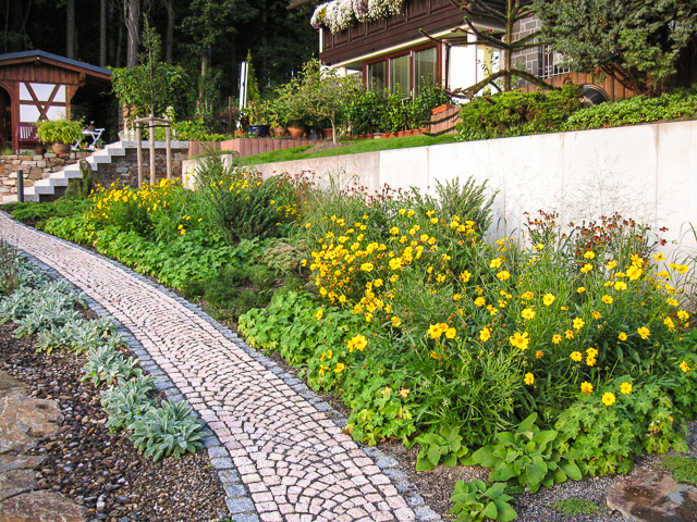 Referenzbild: 306 auflockernde dekorative Bepflanzung der Weganlage