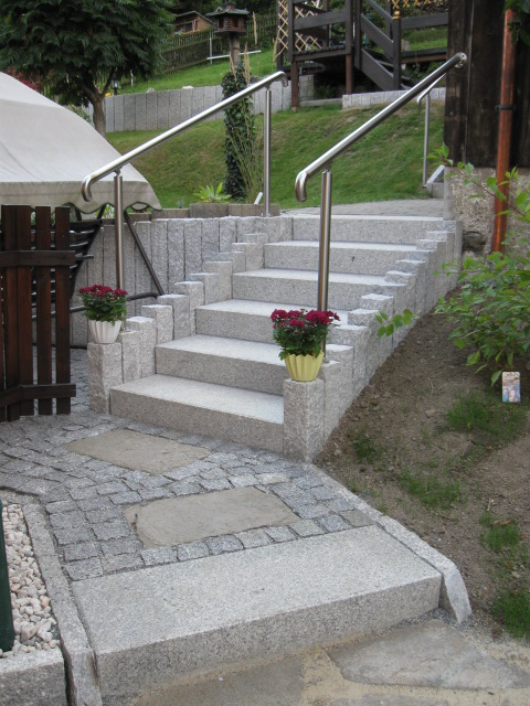 Referenzbild: 366 Treppen mit Stützmauer