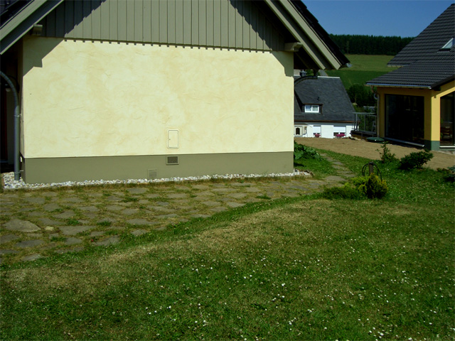 Referenzbild: 68 Vorhandenes Natursteinmaterial wurde als Terrasse und Wegeführung wieder verwendet.