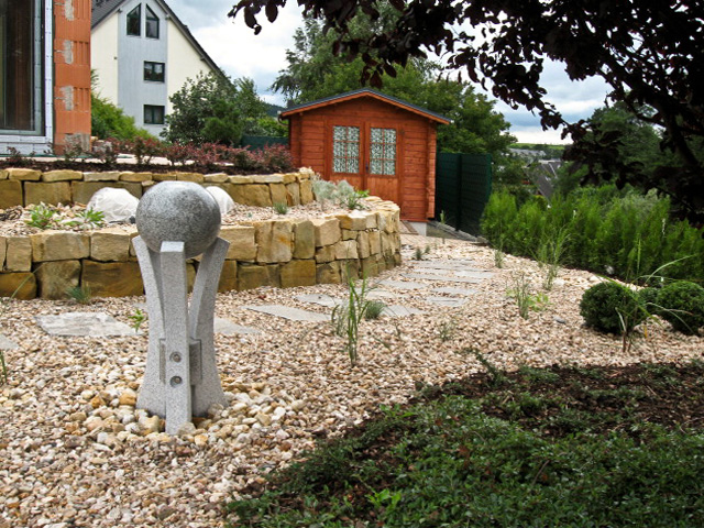 Referenzbild: 79 Ein Wasserspiel aus Granit bildet den Eingang zum Kiesgarten.